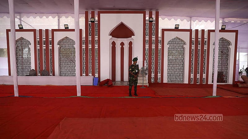 জাতীয় ঈদগাহের সবধরনের প্রস্তুতি সম্পন্ন হয়েছে। শনিবার সকালে হাজারো মানুষের অংশগ্রহণে অনুষ্ঠিত হবে কোরবানির ঈদের প্রধান জামাত