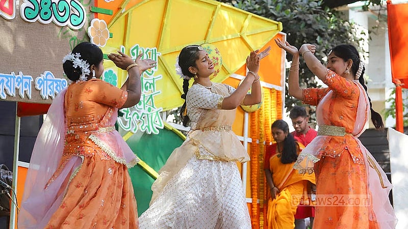 ঢাকা বিশ্ববিদ্যালয়ের চারুকলার বকুলতলায় শুক্রবার সকালে বসন্ত উৎসবে শিল্পীদের নৃত্য পরিবেশনা