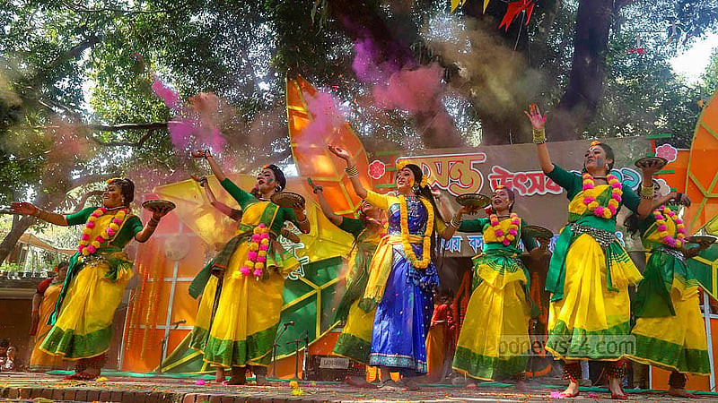 ঢাকা বিশ্ববিদ্যালয়ের চারুকলার বকুলতলায় শুক্রবার সকালে বসন্ত উৎসবে শিল্পীদের নৃত্য পরিবেশনা