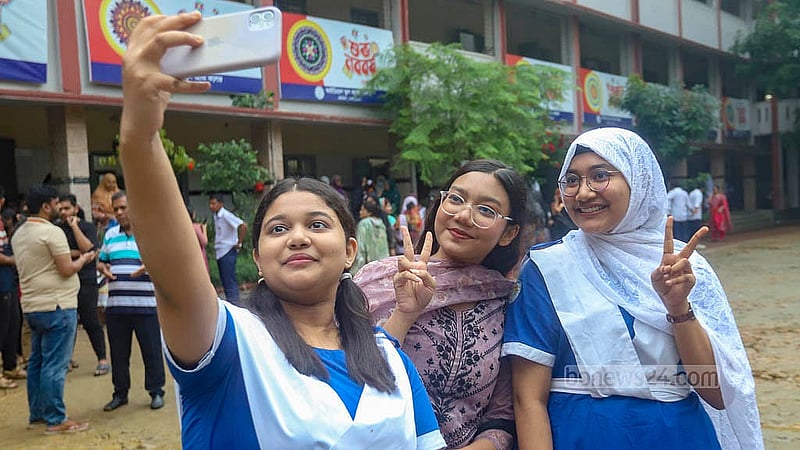 এসএসসি পরীক্ষায় ভালো ফলের আনন্দে মোবাইল ফোনের ক্যামেরায় নিজেদের ফ্রেমবন্দি করেন মতিঝিল আইডিয়াল স্কুল অ্যান্ড কলেজের শিক্ষার্থীরা