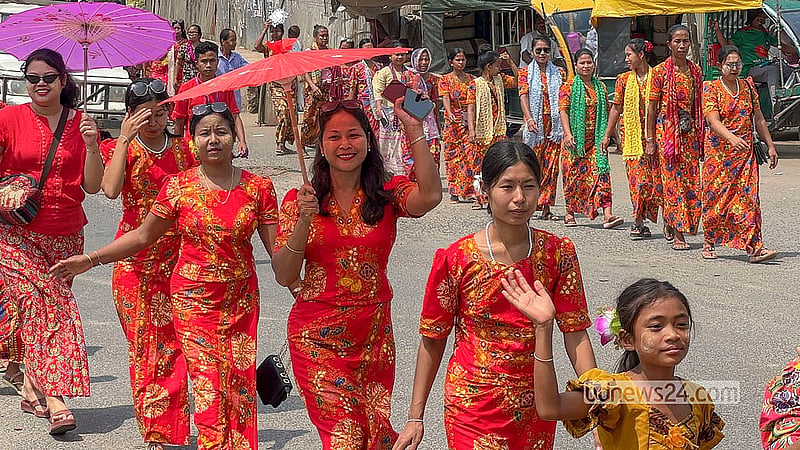 পার্বত্য জেলা খাগড়াছড়িতে রোববার মারমা সম্প্রদায়ের মাহা সাংগ্রাই উৎসবের শোভাযাত্রায় ঐতিহ্যবাহী পোশাকে অংশ নেন সম্প্রদায়টির নারীরা
