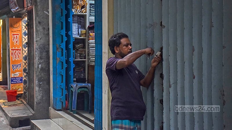 চট্টগ্রামের হাজারী গলিতে একদিন দোকানপাট বন্ধ থাকার পর বৃহস্পতিবার সকাল থেকে দোকান খুলতে দেখা যায় দোকানীরা