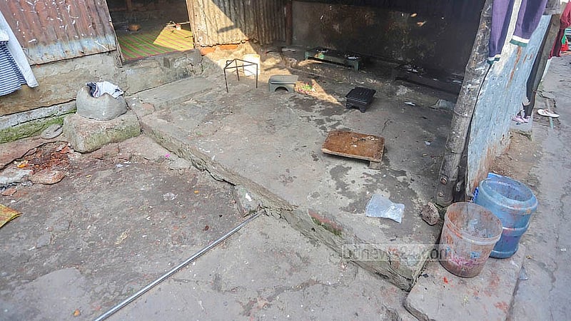 ৩০ হাজার ঝুপড়ি ঘর নিয়ে গড়ে ওঠা মহাখালীর এই কড়াইল বস্তি থেকে তিতাসের অবৈধ গ্যাস সংযোগের মাধ্যমে কয়েকটি চক্র মাসে কয়েক কোটি টাকা আয় করে