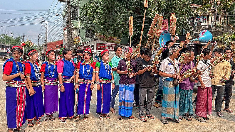 নতুন বছরকে বরণ ও পুরনোকে বিদায় জানাতে মঙ্গলবার খাগড়াছড়ি জেলা শহরে বৈসাবি শোভাযাত্রার আয়োজন করে সার্বজনীন বৈসাবি উদযাপন কমিটি