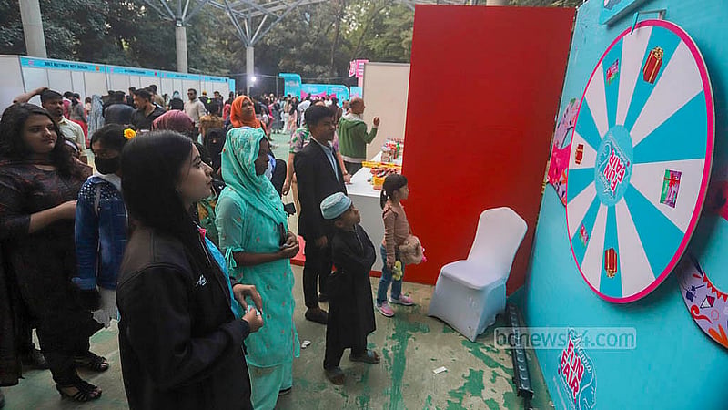 ঢাকার গুলশানে বিচারপতি শাহাবুদ্দিন পার্কে ‘ফান ফেয়ারে’ ছিল নানা আয়োজন; শুক্রবার সকাল থেকে সব বয়সের মানুষেরা সেখানে ভিড় করেন