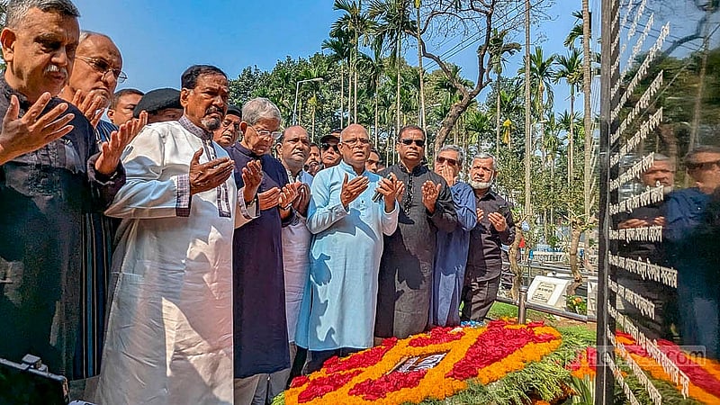ঢাকার বনানীর সামরিক কবরস্থানে মঙ্গলবার পিলখানা বিদ্রোহে নিহত সেনা কর্মকর্তাদের কবরে বিএনপির শ্রদ্ধা নিবেদন।