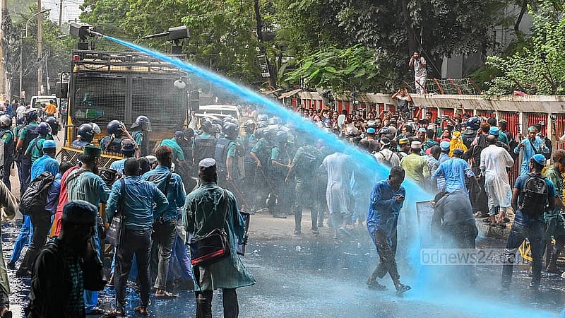 জাতীয় প্রেস ক্লাবের সামনে থেকে বুধবার দুপুরে ‘স্বতন্ত্র এবতেদায়ী মাদ্রাসা শিক্ষক ঐক্যজোট আন্দোলন বাস্তবায়ন কমিটির’ ব্যানারে মিছিল শুরু হয়। আন্দোলনকারী শিক্ষকরা সচিবালয় অভিমুখী হলে তাদের ছত্রভঙ্গ করতে পুলিশ সাউন্ড গ্রেনেড ও জলকামান ব্যবহার করে।