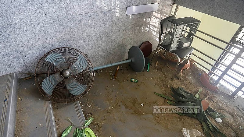 মাহবুবুর রহমান মোল্লা কলেজে সোমবার হামলা চালান সোহরাওয়ার্দী ও কবি নজরুল কলেজের শিক্ষার্থীরা; কলেজটির ভেতরে-বাইরে ছড়িয়ে ছিটিয়ে পড়ে আছে বিভিন্ন জিনিসপত্র