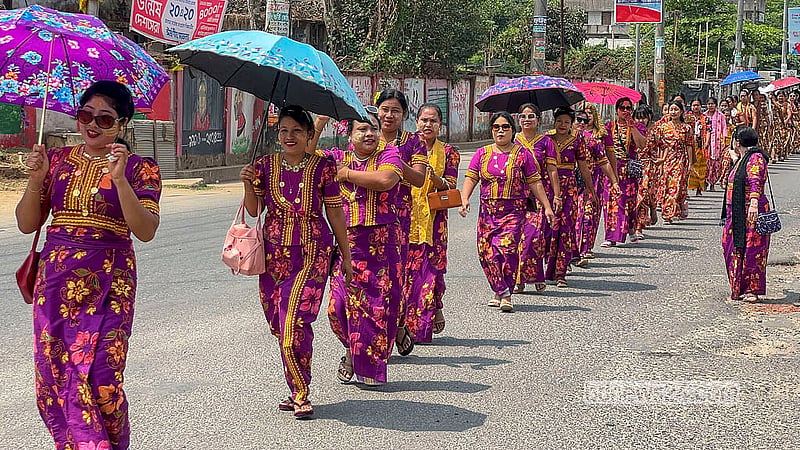 পার্বত্য জেলা খাগড়াছড়িতে রোববার মারমা সম্প্রদায়ের মাহা সাংগ্রাই উৎসবের শোভাযাত্রায় ঐতিহ্যবাহী পোশাকে অংশ নেন সম্প্রদায়টির নারীরা