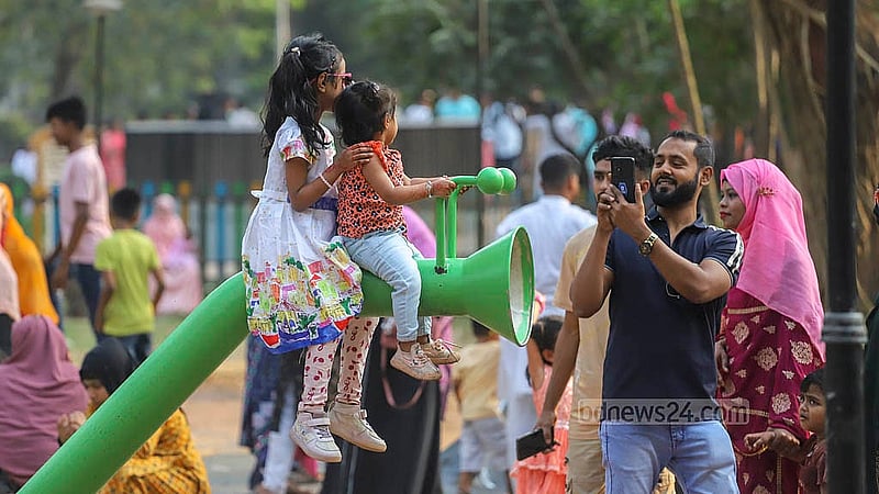 রমনা পার্কে ঘুরতে এসে শিশুদের নিয়ে আনন্দে মেতেছেন অভিভাবকরা