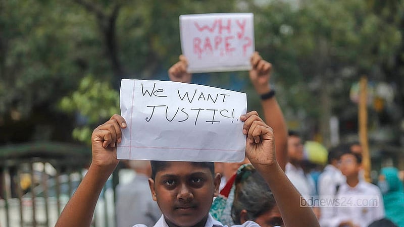 সাম্প্রতিক ধর্ষণের ঘটনাগুলোর বিচারের দাবিতে মঙ্গলবার মতিঝিল আইডিয়াল স্কুল অ্যান্ড কলেজ শিক্ষার্থীরা প্ল্যাকার্ড তুলে ধরে প্রতিবাদ জানান