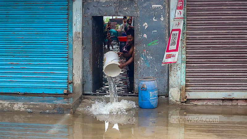 রাজধানীর নামা শ্যামপুর এলাকায় শুক্রবারের টানা বৃষ্টিতে ঘরবাড়িতে ঢুকেছে পানি। এতে শিশুদের নিয়ে চরম ভোগান্তিতে পড়েছে পরিবারগুলো। বৃষ্টি থামার পর পানি সেচে বের করে দেন বাসিন্দারা