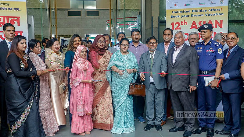 ঢাকার ইন্টারন্যাশনাল কনভেনশন সিটি বসুন্ধরায় বৃহস্পতিবার বেলুন উড়িয়ে ও ফিতা কেটে ১২তম এশিয়ান ট্যুরিজম ফেয়ারের উদ্বোধন করা হয়