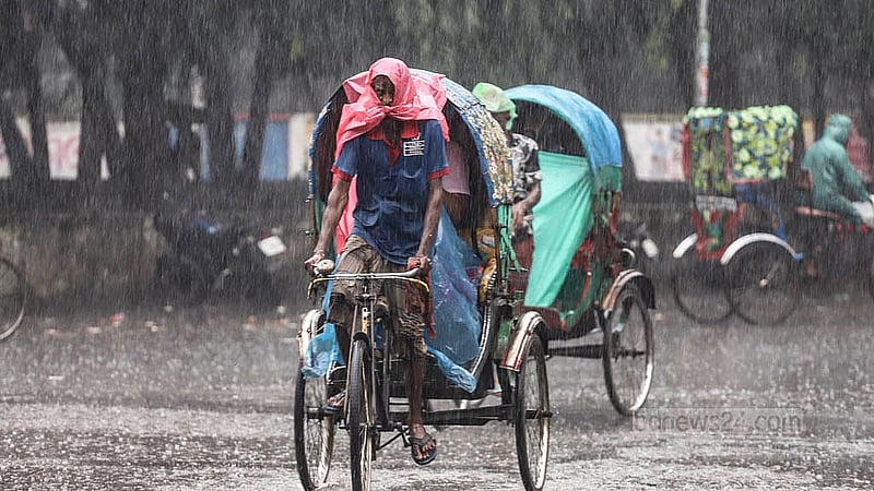 ঢাকা বিশ্ববিদ্যালয়ে বুধবার দুপুরে ঝুম বৃষ্টির মধ্যে পলিথিন মুড়ে গন্তব্যের পথে এক রিকশাচালক