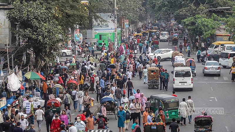 রাজধানীর নিউ মার্কেট এলাকায় মিরপুর রোডে তীব্র যানজটের কারণে হেঁটেই রওনা দেন কাছের গন্তব্যের যাত্রীরা