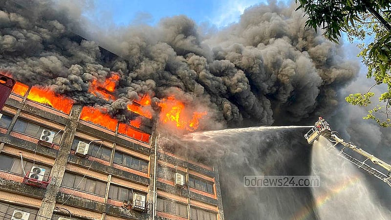 চট্টগ্রাম নগরীর সিইপিজেডে বৃহস্পতিবার দুপুরে ‘অ্যাডামস ক্যাপ’ নামের চিকিৎসা সরঞ্জাম তৈরির কারখানার উপরের কয়েক তলায় লাগা আগুন নেভাতে কাজ করছেন ফায়ার সার্ভিসের কর্মীরা