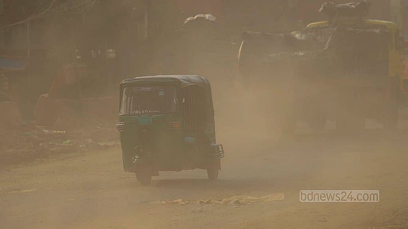 ঢাকা-নারায়ণগঞ্জ মহাসড়কে দিয়ে কোনো ভারী যানবাহন গেলে ছেয়ে যায় ধুলায়
