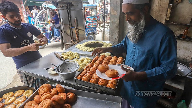 ঢাকার জুরাইনের কমিশনার সড়কের বিসমিল্লাহ হোটেলে মধুবন রুটি বিক্রি হয় ১০ টাকা করে