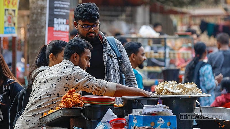 খোলা আকাশের নিচে পুরি থেকে পিৎজা অনেক ধরনের খাবারের দেখা মিলবে সোহরাওয়ার্দী উদ্যানে