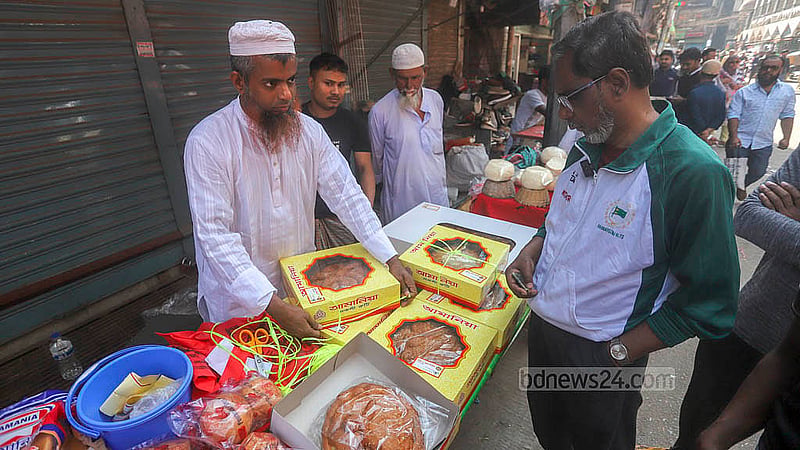 শবে বরাত উপলক্ষে নকশাদার পাউরুটি কিনতে চকবাজারের সড়কের পাশের দোকানে ভিড়