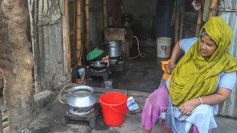 কড়াইল বস্তির গুলশান লেক পাড়ের একটি ঘরে গ্যাস সংযোগের তিনটি চুলায় চলে আশপাশের কয়েকটি অস্থায়ী হোটেলের রান্নার কাজ। প্রতি মাসে এই বাড়ি থেকে তিন চুলার জন্য পরিশোধ করতে হয় তিন হাজার টাকা