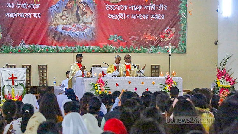 রাজধানীর তেজগাঁওয়ের হলি রোজারি চার্চে বুধবার বড়দিনের প্রার্থনায় যাজক।