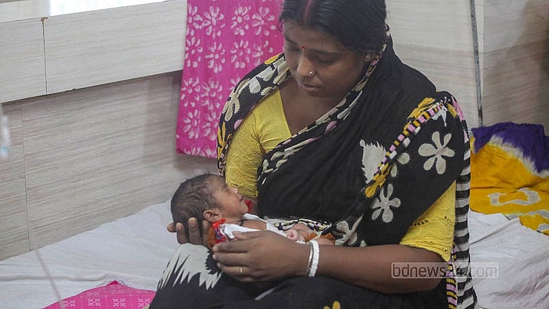 ঢাকার নবাবগঞ্জের ১০ দিন বয়সী এ শিশু ঠান্ডায় আক্রান্ত; চিকিৎসা নিচ্ছে রাজধানীর শিশু হাসপাতালে