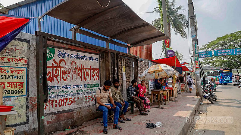 ঢাকার বাসাবো এলাকার জরাজীর্ণ যাত্রী ছাউনিতে বসার তিনটি বেঞ্চের একটি উঠিয়ে নেয় গেছে কে বা কারা; ছাউনিও বেঁকে গেছে। যাত্রীরা বলছেন, এর আসলে দরকারটা কী!