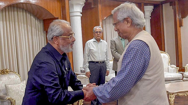রাষ্ট্রীয় অতিথি ভবন যমুনায় শনিবার প্রধান উপদেষ্টা মুহাম্মদ ইউনূসের সঙ্গে রাজনৈতিক দলগুলোর আলোচনায় জাতীয় পার্টির চেয়ারম্যান জি এম কাদেরসহ দলের নেতারা।