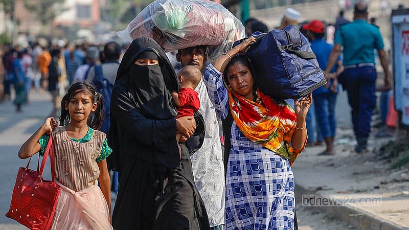 অবরোধের কারণে যান চলাচল বন্ধ, শিশুকে কোলে নিয়ে হেঁটেই গন্তব্যে রওনা হয়েছেন এ নারী। তার পাশে পরিবারের আরেক নারী কাঁধে ব্যাগ নিয়ে হেঁটে চলছেন