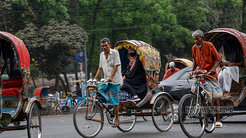 ঢাকা বিশ্ববিদ্যালয় এলাকায় সোমবার বিকালে গুড়িগুড়ি বৃষ্টি মাথায় করেই গন্তব্যে ছোটেন রিকশাচালকেরা