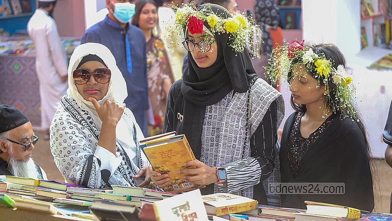 আন্তর্জাতিক মাতৃভাষা দিবসে বইমেলার স্টল ঘুরে ঘুরে পছন্দের বই কেনেন বইপ্রেমীরা