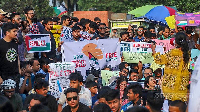 ফিলিস্তিনের গাজায় ইসরায়েলি বাহিনীর হামলার প্রতিবাদে সোমবার ঢাকার মানিক মিয়া অ্যাভিনিউয়ে প্রতিবাদ সমাবেশ করে ছাত্র-জনতা