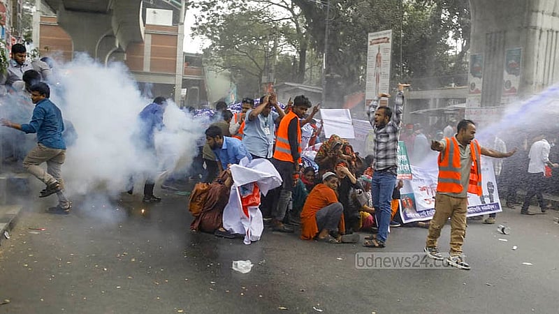 আউটসোর্সিং কর্মচারী কল্যাণ পরিষদ সদস্যরা শনিবার জাতীয় প্রেস ক্লাবের সামনে অবরোধ করলে তাদের ছত্রভঙ্গ করতে সাউন্ড গ্রেনেড ছোড়ে পুলিশ।