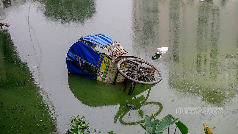গুলশান সোসাইটি এলাকায় ব্যাটারিচালিত রিকশা চলাচল বন্ধ নিয়ে দ্বন্দ্বের মধ্যে  সোমবার দুপুরে বনানীর ১১ নম্বরে সেতু থেকে লেকের মধ্যে ফেলা হয় প্যাডেল চালিত একটি রিকশা