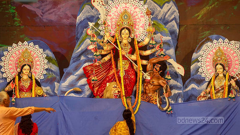 রীতি অনুযায়ী দেবী দুর্গাকে তেল সিঁদুর আর পান চিনিতে অশ্রু সজল নয়নে বিদায় জানান হিন্দু নারীরা