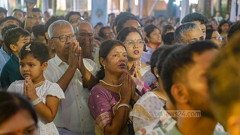 দুর্গোৎসবের অষ্টমীতে মঙ্গলবার ঢাকার রামকৃষ্ণ মিশনে দুর্গার আরাধনা