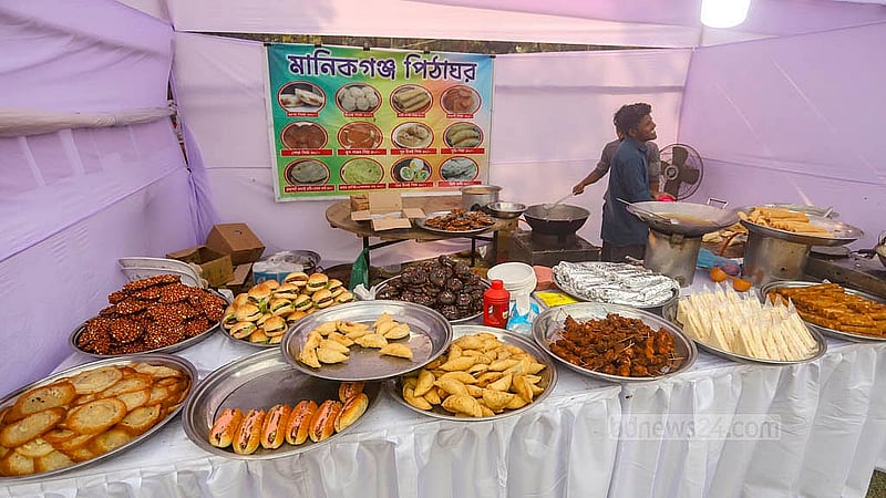 ‘তারুণ্যের উৎসব’ ঘিরে ঢাকা বিশ্ববিদ্যালয়ের খেলার মাঠে বসেছে বিভিন্ন পণ্যের স্টল