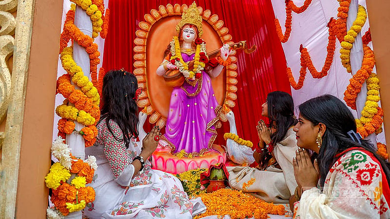 সনাতন ধর্মাবলম্বীদের বিশ্বাস, ভগবানের জ্ঞান ও বিদ্যার রূপ হলেন দেবী সরস্বতী। জগন্নাথ হলের মাঠে সোমবার তারই আরাধনায় শিক্ষার্থীরা