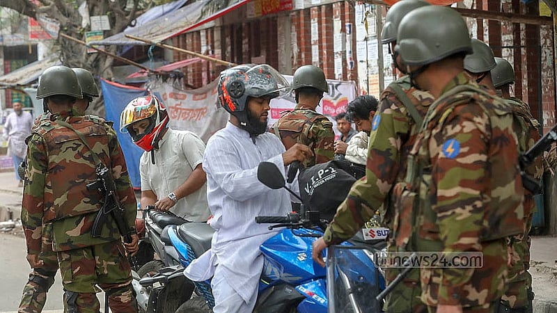 রাজধানীর আজিমপুর এলাকায় শুক্রবার যৌথবাহিনীর চেকপোস্টে মোটরসাইকেল চালকদের কাগজপত্র যাছাই করা হয়