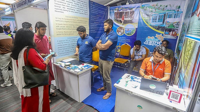 রাজধানীর আগারগাঁওয়ে পর্যটন ভবনে হাউজবোট মেলায় আসা দর্শনার্থীরা স্টল ঘুরে প্যাকেজ ও অফার দেখে বুকিং দিচ্ছেন। শনিবার শেষ হবে এ মেলা