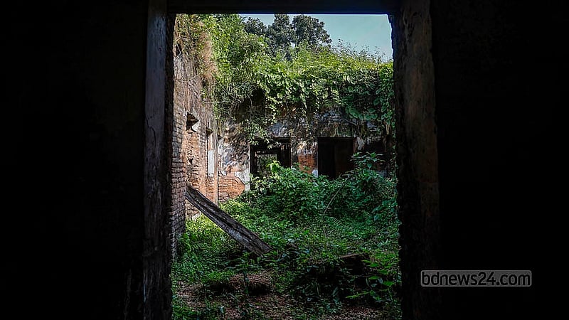 চারআনি জমিদার বাড়ি দাঁড়িয়ে থাকলেও এখন কোনো কক্ষই আর ব্যবহারযোগ্য নয়। ছাদ ভেঙে পড়েছে; ঘরে ঘরে আগাছা জন্মে নিয়েছে ভৌতিক রূপ