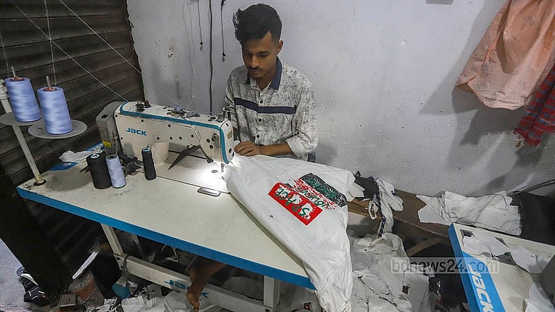 শীতকে সামনে রেখে কেরাণীগঞ্জের গার্মেন্ট পল্লির একটি কারখানায় তৈরি হচ্ছে হুডি। নকশা ও আকার অনুযায়ী এসব হুডির পাইকারি দর ১৩০ থেকে ৮০০ টাকা