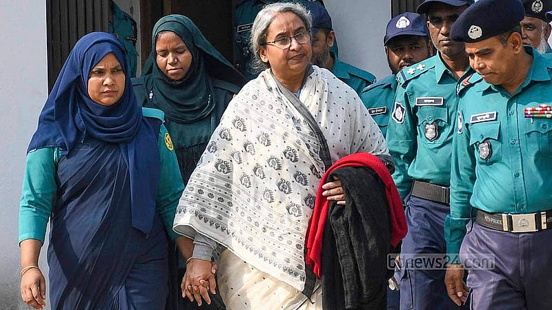 শুনানি শেষে আন্তর্জাতিক অপরাধ ট্রাইব্যুনাল থেকে মঙ্গলবার কারাগারে নিয়ে যাওয়া হচ্ছে সাবেক শিক্ষামন্ত্রী দীপু মনিকে।