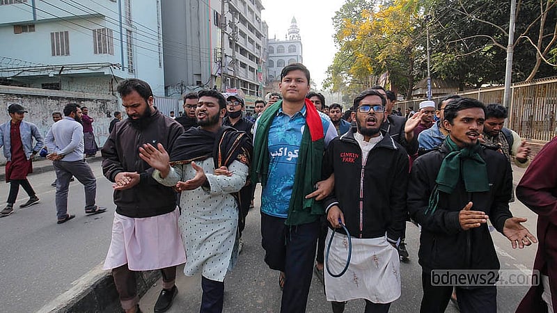পুরান ঢাকার বকশীবাজারের আলিয়া মাদ্রাসা মাঠে অস্থায়ী আদালত সরানোর প্রতিবাদে বৃহস্পতিবার বকশীবাজার এলাকায় বিক্ষোভ মিছিল করেন মাদ্রাসার শিক্ষার্থীরা