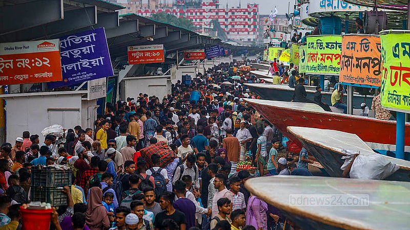 ঈদের ছুটি শুরু হওয়ায় শুক্রবার সদরঘাট লঞ্চ টার্মিনালে ঘরমুখো মানুষের ভিড়