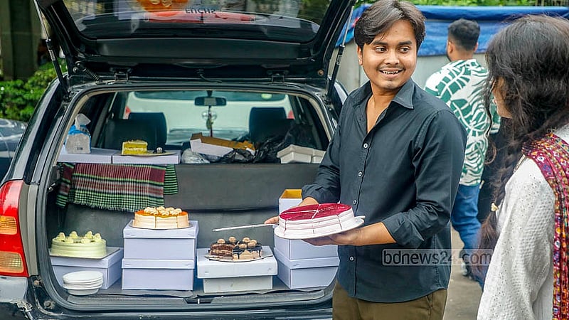 রাজধানীর আগারগাঁও নির্বাচন ভবনের সামনের সড়কে অনেক উদ্যোক্তা ব্যক্তিগত গাড়িতে করে কেক নিয়ে আসেন বিক্রির জন্য। গাড়ির বনেটকে বানিয়ে ফেলেন শোরুম