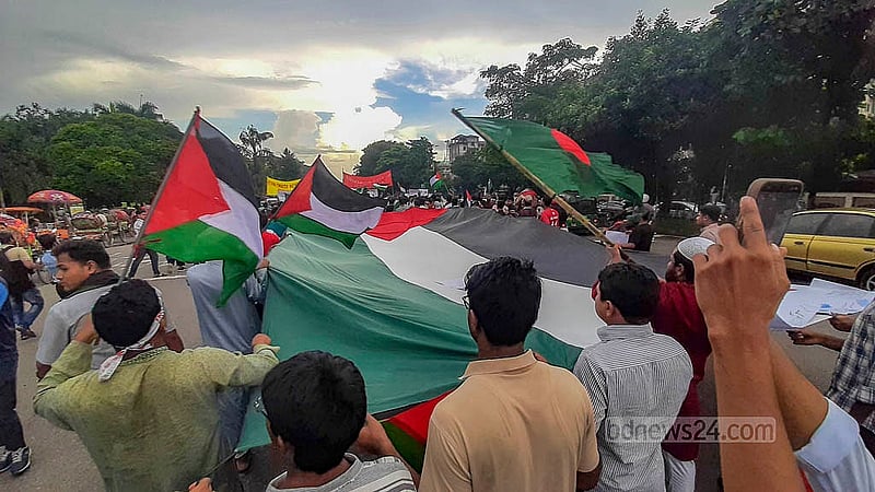 গাজায় ত্রাণ নিয়ে যাওয়া গ্লোবাল সুমুদ ফ্লোটিলা নৌবহরে আটকে দেওয়া ও ইসরায়েলি আগ্রাসনের প্রতিবাদে শুক্রবার ঢাকায় বিক্ষোভ ও সমাবেশ শেষে ফিলিস্তিনের পতাকা নিয়ে মিছিল করে ‘বাংলাদেশ ইয়ুথ সিনার্জি অ্যালায়েন্স’