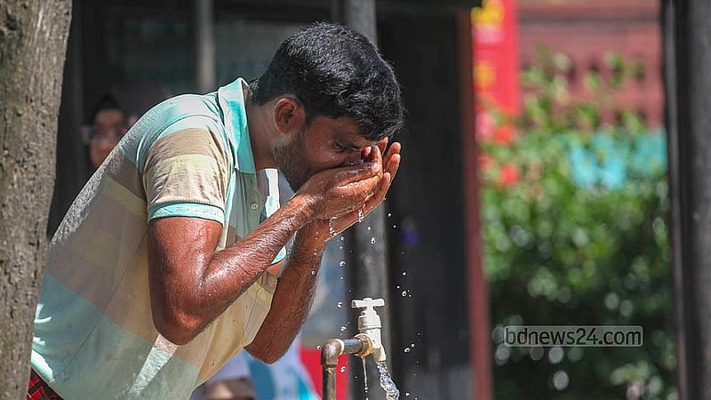 গরমের মধ্যে ঢাকা বিশ্ববিদ্যালয়ের স্বোপার্জিত স্বাধীনতা চত্বরের সামনে কল থেকে পানি পান করছে মানুষ