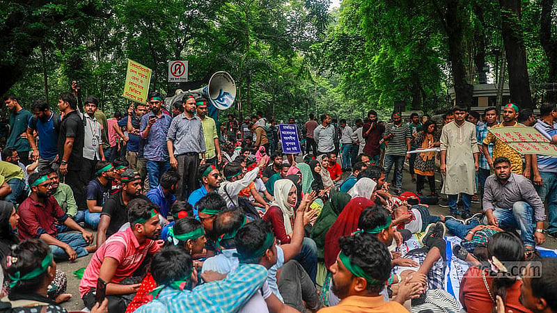 সরকারি চাকরিতে আবেদনের বয়স ৩৫ বছর করার দাবিতে সোমবার দুপুরে প্রধান উপদেষ্টার বাসভবন ‘যমুনার’ সামনে অবস্থান নেন আন্দোলনকারীরা